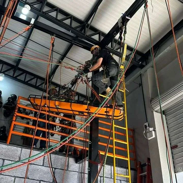 Homem com equipamentos para trabalho em altura