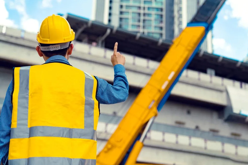 Homem com dedo para cima, apontando para cima
