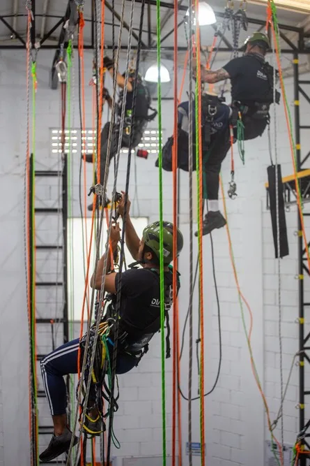 Homens em centro de treinamento industrial