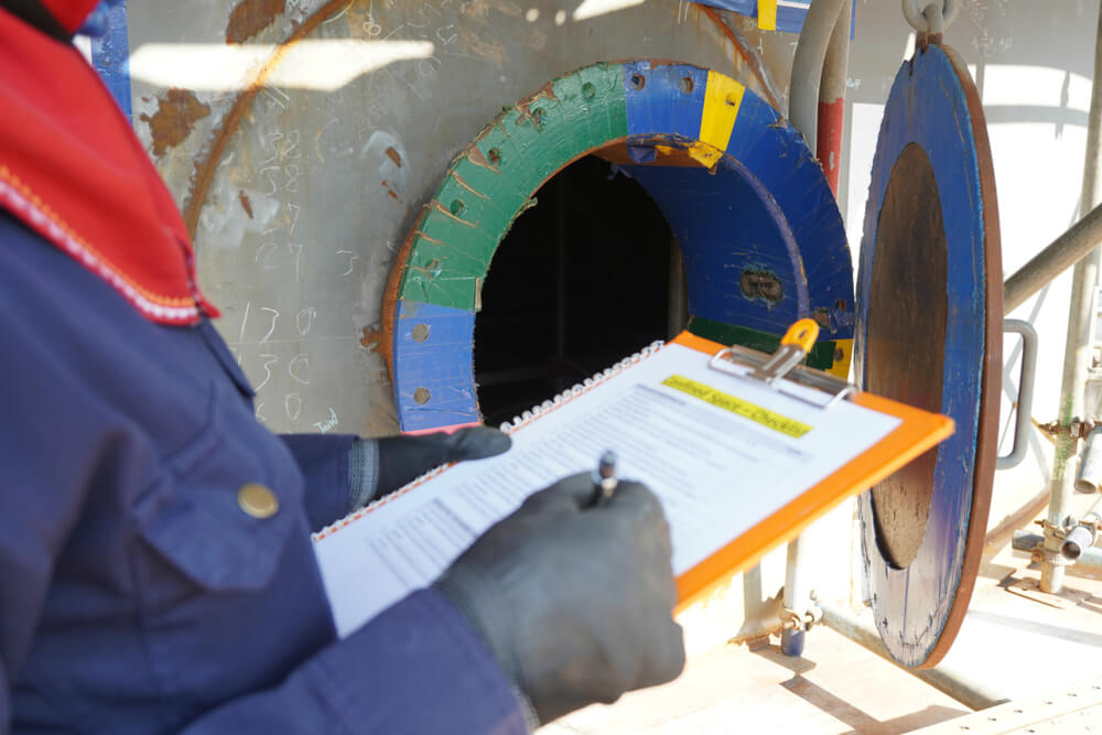 Trabalhador próximo a um espaço confinado