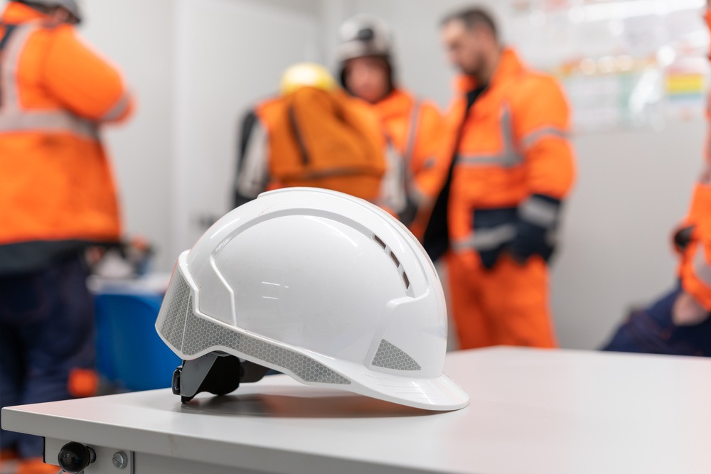 Capacete com pessoas com epi para trabalho em altura atrás