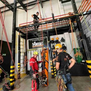 profissionais em campo de treinamento se capacitando na NBR 16710